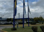 Banderas a media asta en el predio de Ezeiza por el fallecimiento de César Luis Menotti.