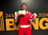 El boxeador tricolor Gelson Congo posa feliz con el certificado que valida su clasificación a París 2024.