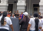 Familias de los privados de libertad se acercaron a la Gobernación del Guayas para exigir soluciones ante la falta de alimentos en las prisiones.