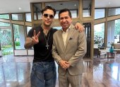 Christian Nodal junto a Darío Macas, alcalde de Machala.