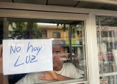 En un estudio de fotografía ubicado en el norte de Guayaquil, se informa a los clientes que no hay atención por el apagón. Otros negocios como las heladerías fueron también afectados económicamente.
