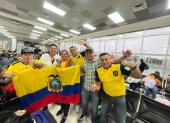 Un grupo de hinchas manabitas se encontraron en el aeropuerto de El Salvador y aprovecharon para fotografiarse y hablar de fútbol, antes del partido de la Tri.