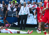 El entrenador de Perú, Jorge Fossati (C), observa a Piero Quispe en el campo durante la primera mitad del partido del grupo A de la CONMEBOL Copa América 2024 entre Perú y Canadá, en Kansas City, Kansas, EE. UU., el 25 de junio de 2024.