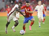 Orlando (United States), 30/06/2024.- Richie Laryea of Canada (L) in action against Chile"s Gabriel Suazo during a CONMEBOL Copa America group A match in Orlando, Florida, USA, 29 June 2024. EFE/EPA/MIGUEL RODRIGUEZ