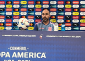 El director técnico de la selección ecuatoriana en una rueda de prensa tras clasificar a los cuartos de final.