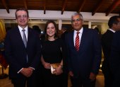 Íñigo Salvador, Gabriela Chauvín y el embajador  Eduardo Zeballos.