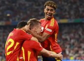 Munich (Germany), 09/07/2024.- Daniel Olmo (C) of Spain celebrates with teammate Lamine Yamal (R) after scoring the 2-1 goal during UEFA EURO 2024 semi-finals soccer match between Spain and France in Munich, Germany, 09 July 2024. (Francia, Alemania, España) EFE/EPA/CLEMENS BILAN