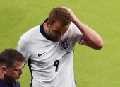 Berlin (Germany), 14/07/2024.- Harry Kane of England leaves the pitch during the UEFA EURO 2024 final soccer match between Spain and England, in Berlin, Germany, 14 July 2024. (Alemania, España) EFE/EPA/HANNIBAL HANSCHKE