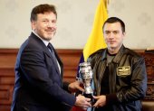 El presidente de Conmebol Alejandro Domínguez (i) visitó al Primer Mandatario de Ecuador Daniel Noboa