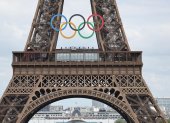 Fotografía de la Torre Eiffel con el símbolo de los Juegos Olímpicos 2024 este martes, en París.