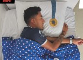 Pintado se dejó ver descansando en su habitación de la Villa Olímpica recostado en su cama, junto a la medalla del otro lado de la almohada.