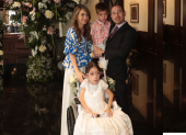 Bianca acompañada de sus padres, Gabriel y Sussy de Salvador, y su hermano Rafael.
