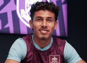 Jeremy Sarmiento firmando su vínculo por una temporada con Burnley
