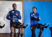 El experimentado delantero Luis Suárez (i) en los trabajos de gimnasio de la selección uruguaya junto a Facundo Torres