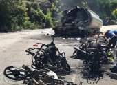 Los restos de motos incineradas y el camión cisterna que explotó este sábado en Miragoane (Haití).
