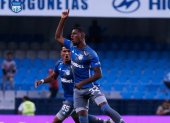 Diogo Bagüí festa su primer gol con la camiseta de Emelec en la vitoria ante Técnico Universitario