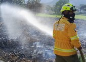 Acciones.Uniformados del Cuerpo de Bomberos de la provincia apagan un incendio que se inició en matorrales.