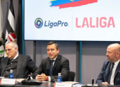 El Presidente de la República Daniel Noboa (c) junto a Migue Angel Loor, titular de la LigaPro (d)
