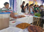 En Manglaralto afuera del cementerio se colocó una enorme mesa con los alimentos dedicados a los difuntos