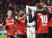 Patrik Schick de Leverkusen (d) celebra uno de sus goles con el resto de sus compañeros en la victoria de Leverkusen ante FC Heidenheim