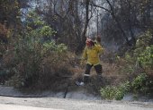Bomberos han trabajado desde la mañana de este lunes para sofocar el incendio.