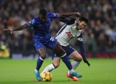 Moises Caicedo del Chelsea peleado la pelota con Hotspur"s Heung-Min Son del Tottenham