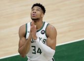 Giannis Antetokounmpo brilla en los Milwaukee Bucks