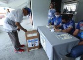 Los socios de Emelec votando en la jornada electoral