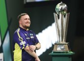 Littler levantando el trofeo tras vencer 7-3 a Michael van Gerwen.