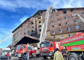 Los bomberos trabajando en el lugar del incendio que estalló en un hotel en el Complejo Esquí Kartalkaya en Bolu, Turquía, el 21 de enero de 2025.