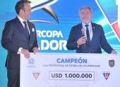 Isaac Álvarez, presidente de Liga, recogió el premio de la Conmebol  de $ 1 millón.