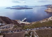 Residentes y visitantes de Santorini están formando colas con sus coches hacia el puerto de Athinios, mientras abandonan la isla debido al aumento de la actividad sísmica de los últimos días, isla de Santorini.
