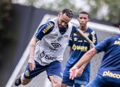 Neymar durante su primer entrenamiento con el equipo brasileño este lunes 3 de febreo, en Santos (Brasil). Neymar asistió ya a su primer entrenamiento con el club tras firmar el viernes un contrato de seis meses prorrogables.