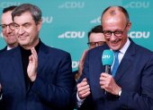 El presidente de la Unión Demócrata Cristiana (CDU) de Alemania, Friedrich Merz (d), y el primer ministro del Estado de Baviera, y el presidente de la Unión Social Cristiana (CSU), Markus Soeder (i), celebran durante el acto electoral de la Unión Demócrata Cristiana (CDU), en Berlín, Alemania.