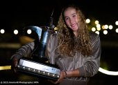 Mirra levanta el trofeo de Dubai, tras vivir la mejor semana de su carrera al conseguir su segundo y mayor título de la WTA.