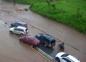 Así permanece este 5 de marzo un tramo de vía a la costa, tras la lluvia registrada.