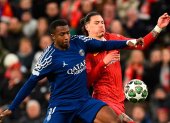 Wllian Pacho (i) en la marca sobre el delantero Darwin Núñez, en el partido de PSG ante Liverpool en Anfield
