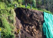 En el lugar se retiraron escombros y se colocó una malla de seguridad al pie del talud.