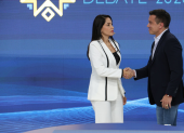 Daniel Noboa y Luisa González, en el saludo inicial del debate presidencial.