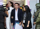Daniel Noboa ingresó al debate presidencial acompañado de su esposa.