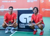Los ecuatorianos Gonzalo Escobar (i) y Diego Hidalgo con  los trofeos de Morelia.