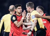 Bielefeld (Germany), 01/04/2025.- Leverkusen"s Piero Hincapie (L) argues with referee Harm Osmers (R) during the DFB Cup semi final match between Arminia Bielefeld and Bayer 04 Leverkusen in Bielefeld, Germany, 01 April 2025. (Alemania) EFE/EPA/CHRISTOPHER NEUNDORF The DFB regulations prohibit any use of photographs as image sequences and/or quasi-video.