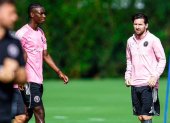 Allen Obando (d) junto a Lionel Messi en la primera práctica con Inter Miami