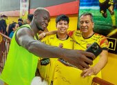 Felipe Caicedo compartiendo con los hinchas de Barcelona SC.