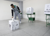 Ciudadano ejerce su derecho al voto.