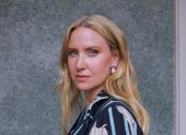 Entre sombreros y telas con historia, Stephany Hollihan construye el universo visual de Sensi Studio