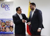 El presidente del Cpccs Andrés Fantoni recibió a David Rosero (izquierda).