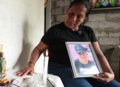 La madre, aunque duerme poco, sigue rezando y buscando a su hijo.