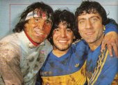 Gatti (i) junto a Diego Armando Maradona.