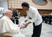 Papa Francisco recibió en el Vaticano a Ronaldinho, exfigura del fútbol mundial